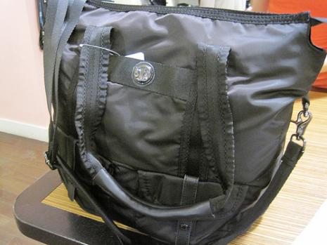 Gym Bag (via <a href="http://farm5.static.flickr.com/4014/4210014422_a9ac256e80.jpg">lululemon</a>)